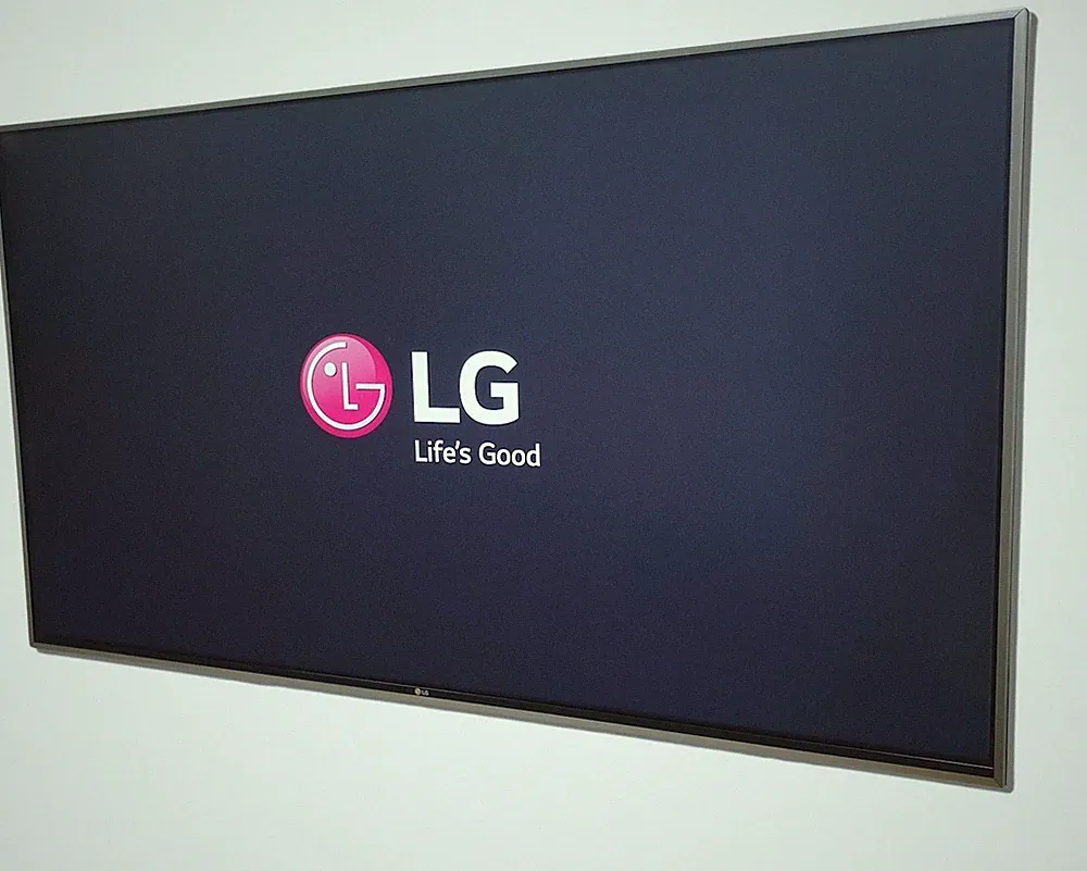 4K LG TV 43 Zoll (109,2 cm) Fernseher Ultra HD LED-TV HDMI DVB-C DVB-S USB VGA