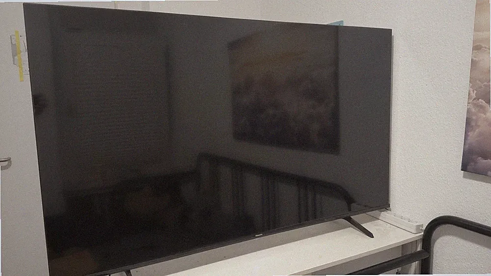 Hisense 65 Zoll QLED 4K TV – Voll funktionsfähig mit Pixelfehler/Streifen