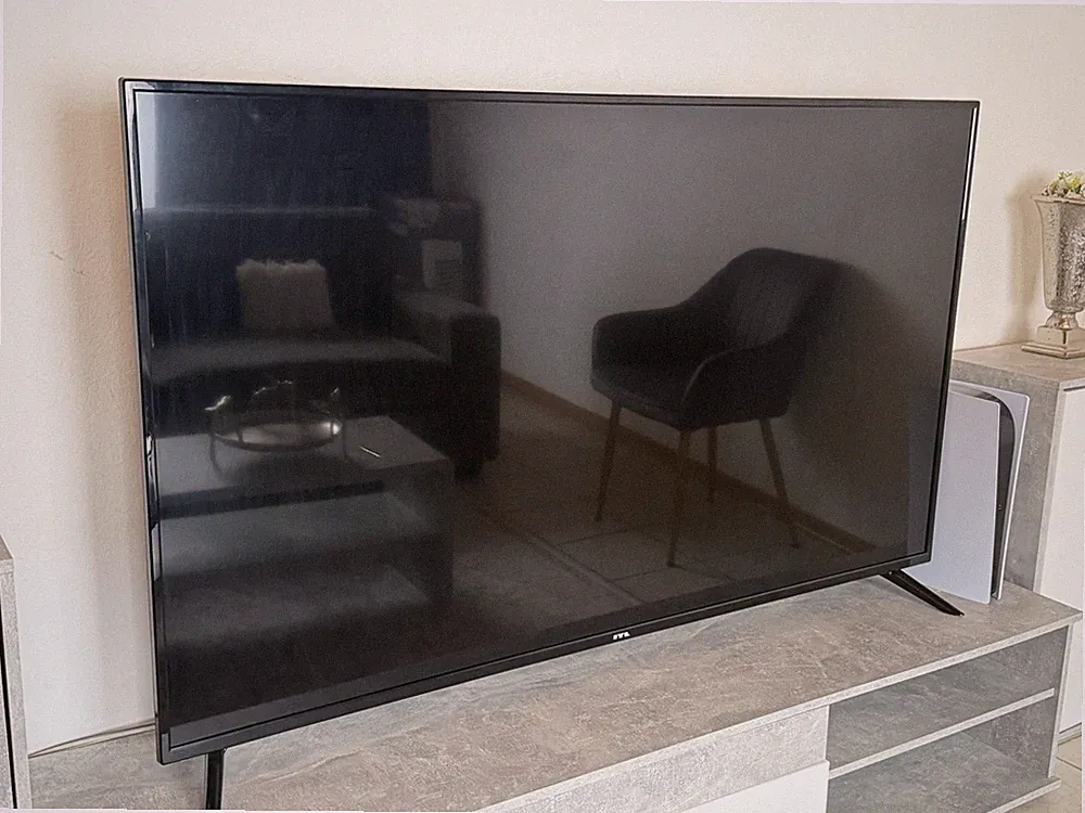 ITL 65 Zoll LED TV 4K 2160p Schwarz Flachbild – Bildfehler vertikale Streifen