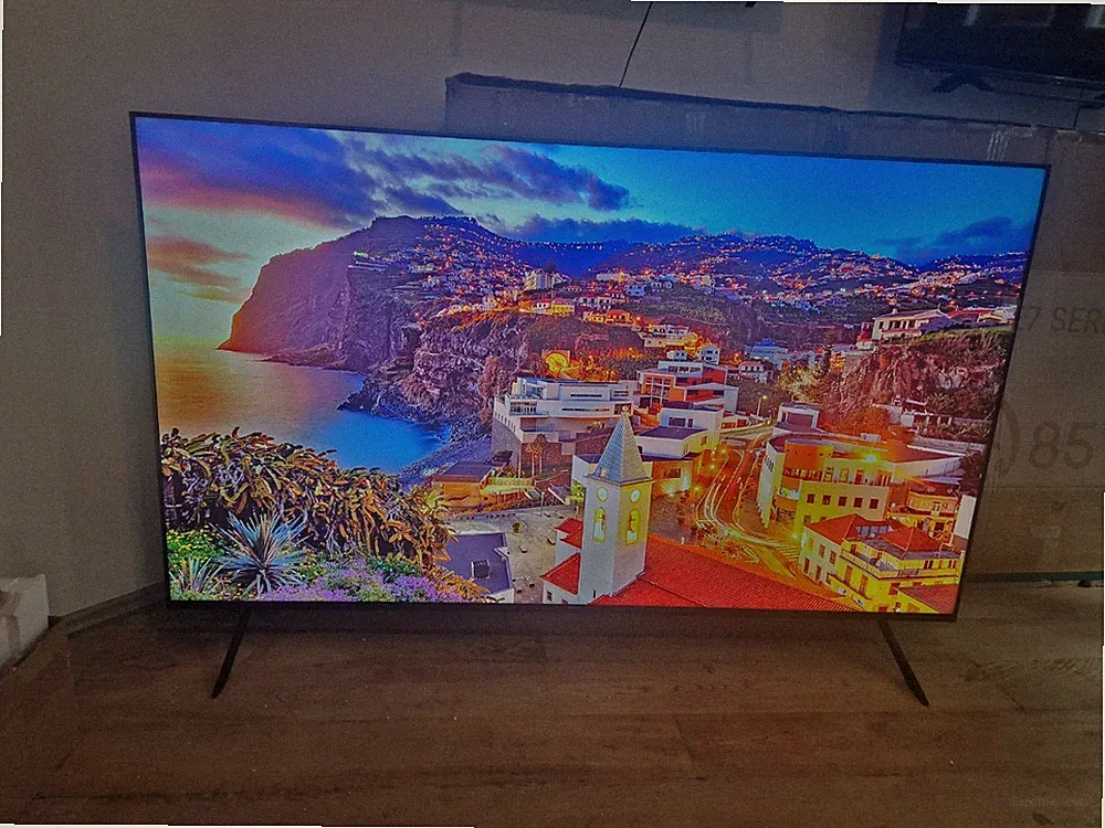 MEGA XXL Hisense 100E77NQ Pro 100 Zoll 4K QLED 144Hz Gaming Heimkino TV Garantie