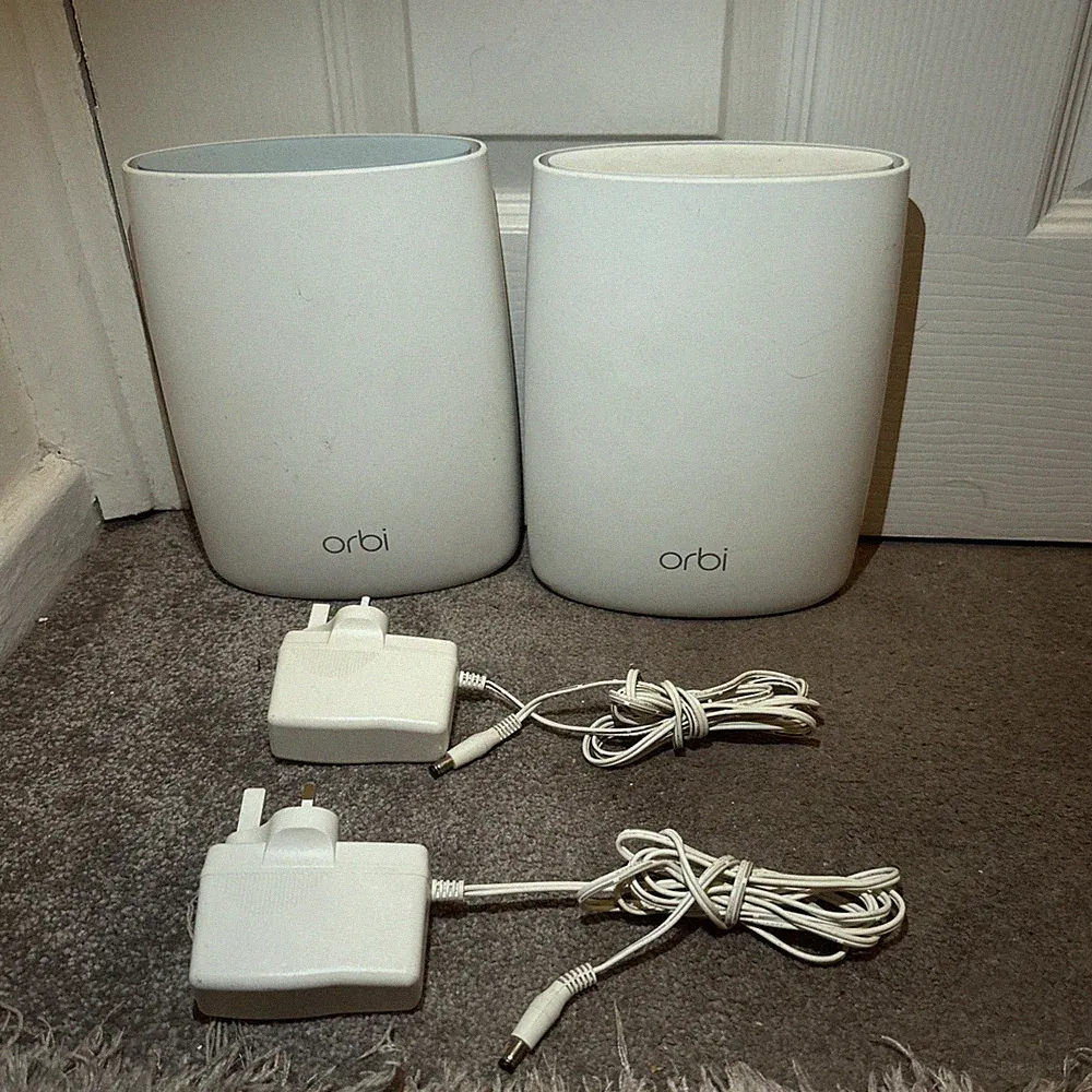Netgear Orbi Mesh WLAN System RBR50v2 Router und RBS50v2 Satellit