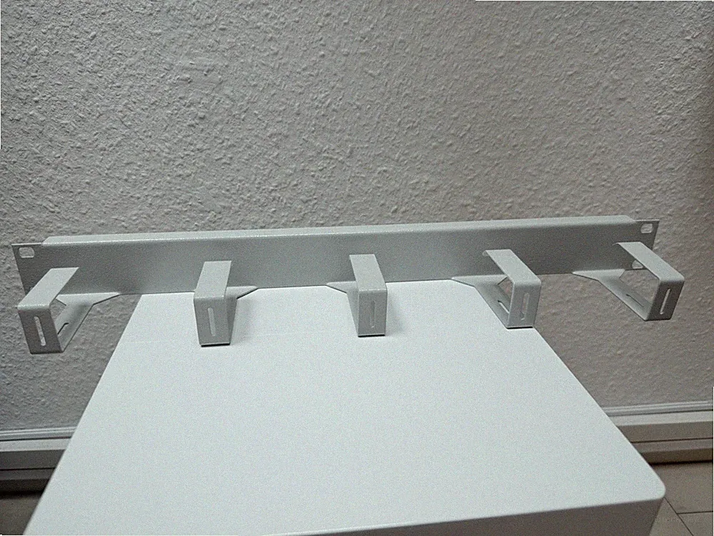 Rangierfeld 19 Zoll, 1HE, 12 Stück mit je 5 Kabelführungsbügeln (WIE NEU!!!!)