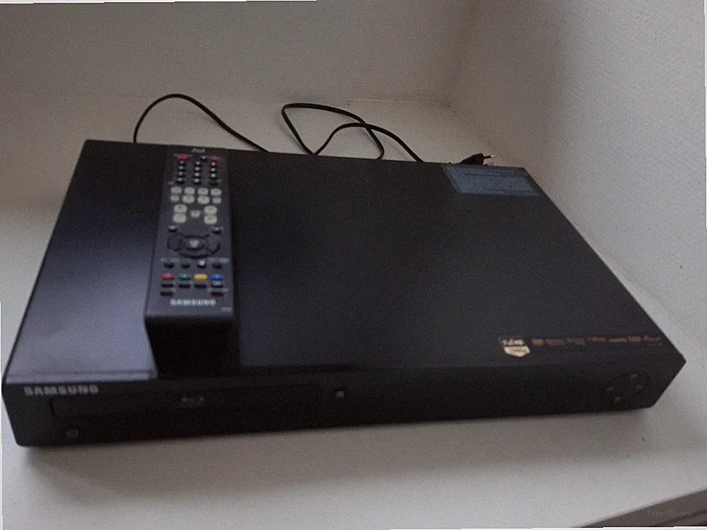 Samsung BD-P1500 - Blu Ray Disc Player und Fernbedienung für Blu Ray und TV