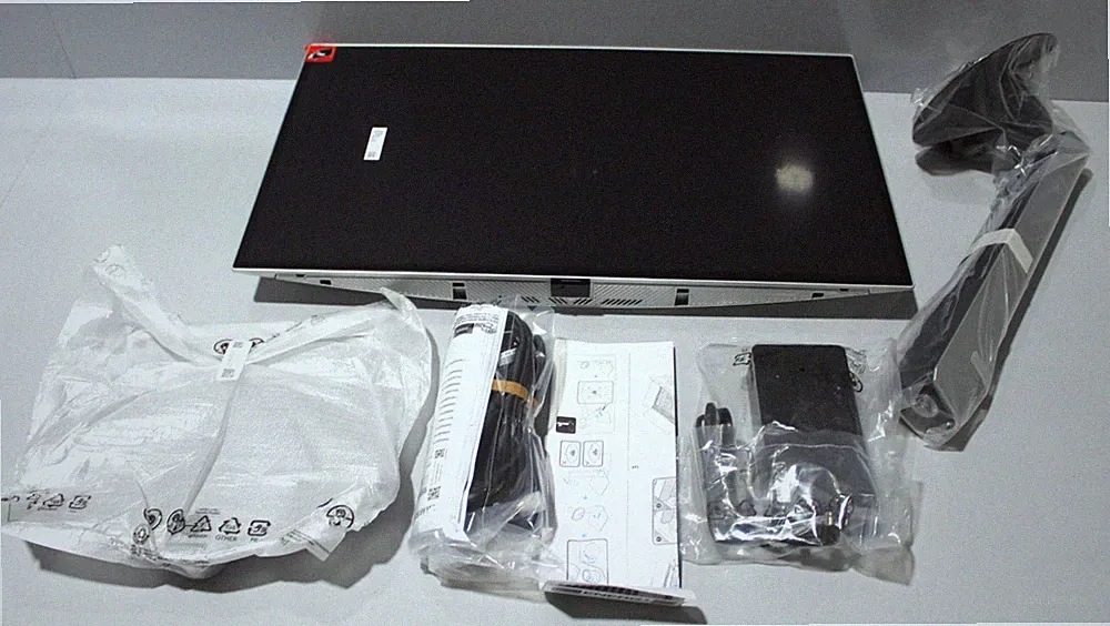 Samsung Odyssey OLED G8 S27FG812SU 27 Zoll 4K UHD 240Hz Gaming Monitor Silber