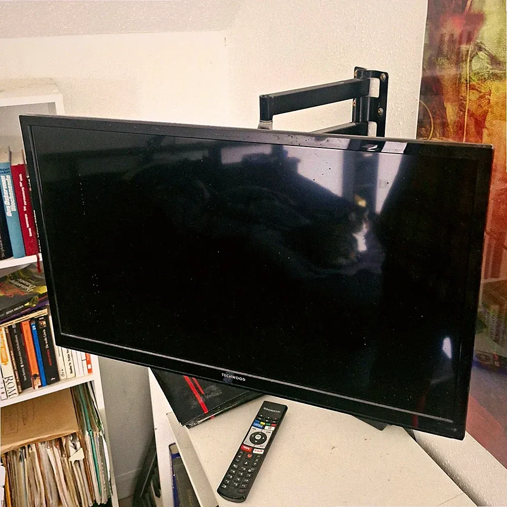 TECHWOOD- LED- FERNSEHER mit HALTERUNG ( schwenkbar)