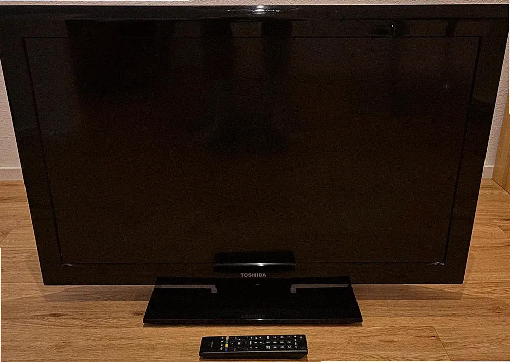 Toshiba 32 Zoll LCD Fernseher mit Original-Fernbedienung – HDMI, USB, DVB-C/T