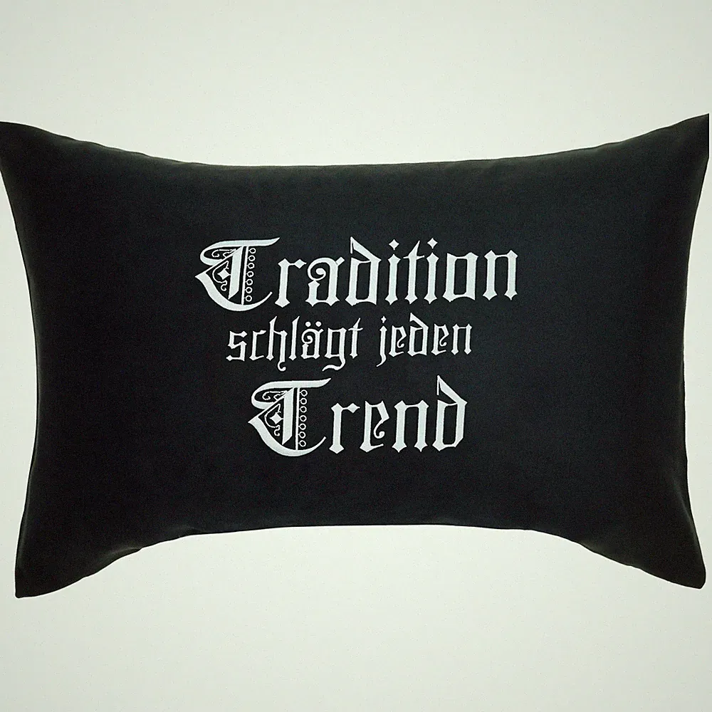 Tradition schlägt jeden Trend Kissen 40x60cm, Tracht, Ultras, Fußball, schwarz